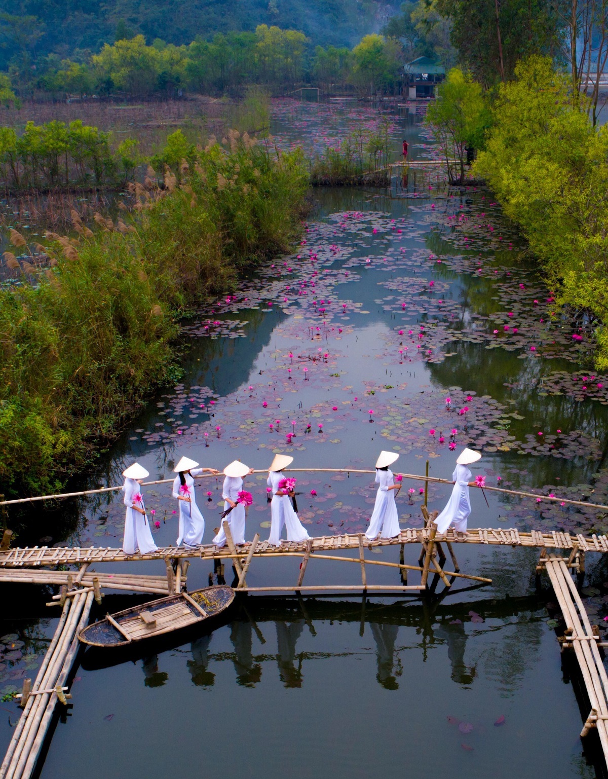 TSTtourist-luu-y-khi-du-lich-chua-huong-nam-2022-1