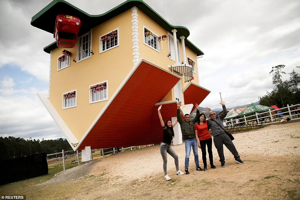 TSTtourist-ngoi-nha-lon-nguoc-khien-du-khach-mat-tron-mat-det-o-colombia-1