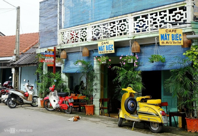 TSTtourist-bon-quan-ca-phe-phong-cach-rieng-o-hue-1