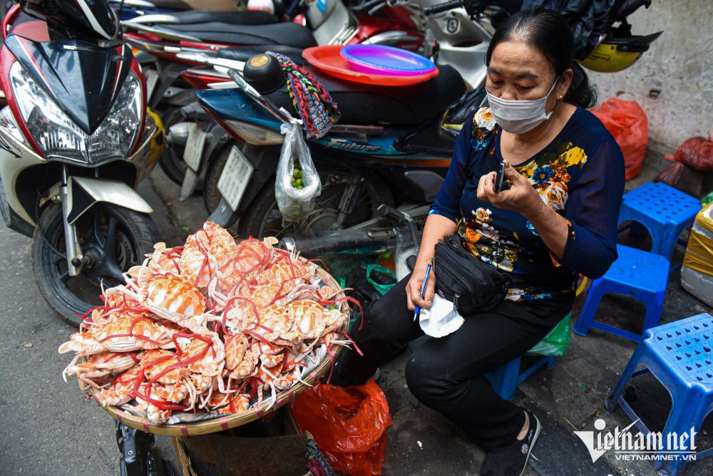 TSTtourist-met-ghe-via-he-ben-cho-dong-xuan-cua-cu-ba-u70-ngay-thu-tien-trieu-2