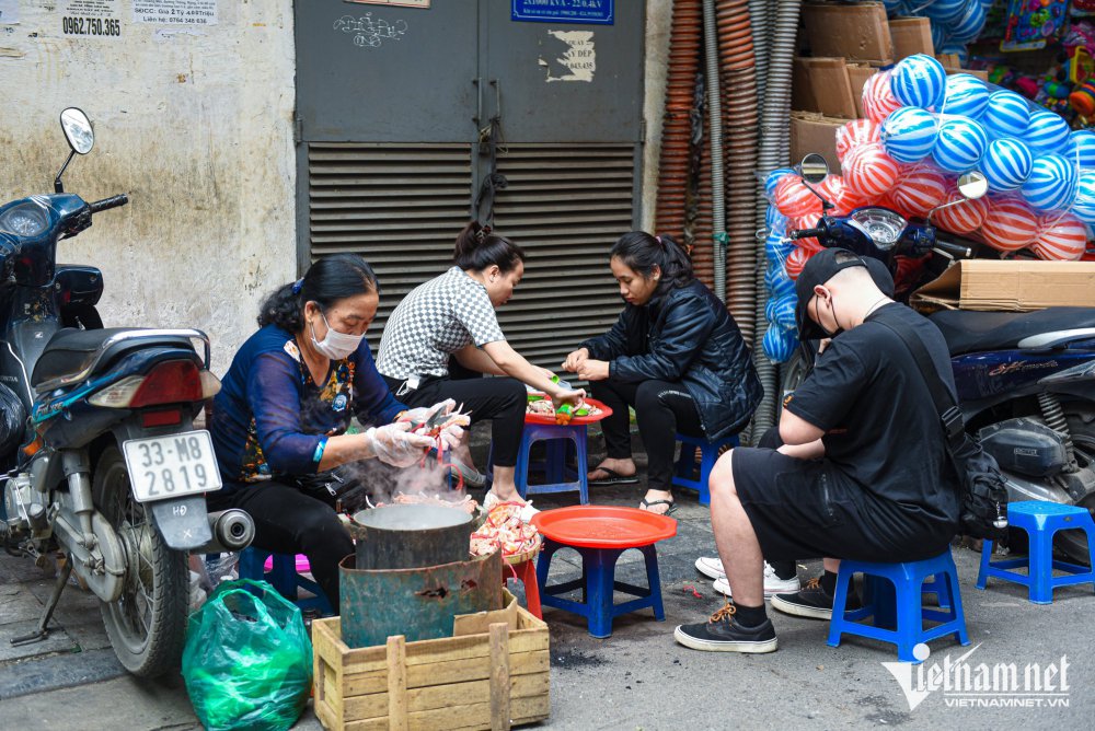 TSTtourist-met-ghe-via-he-ben-cho-dong-xuan-cua-cu-ba-u70-ngay-thu-tien-trieu-4