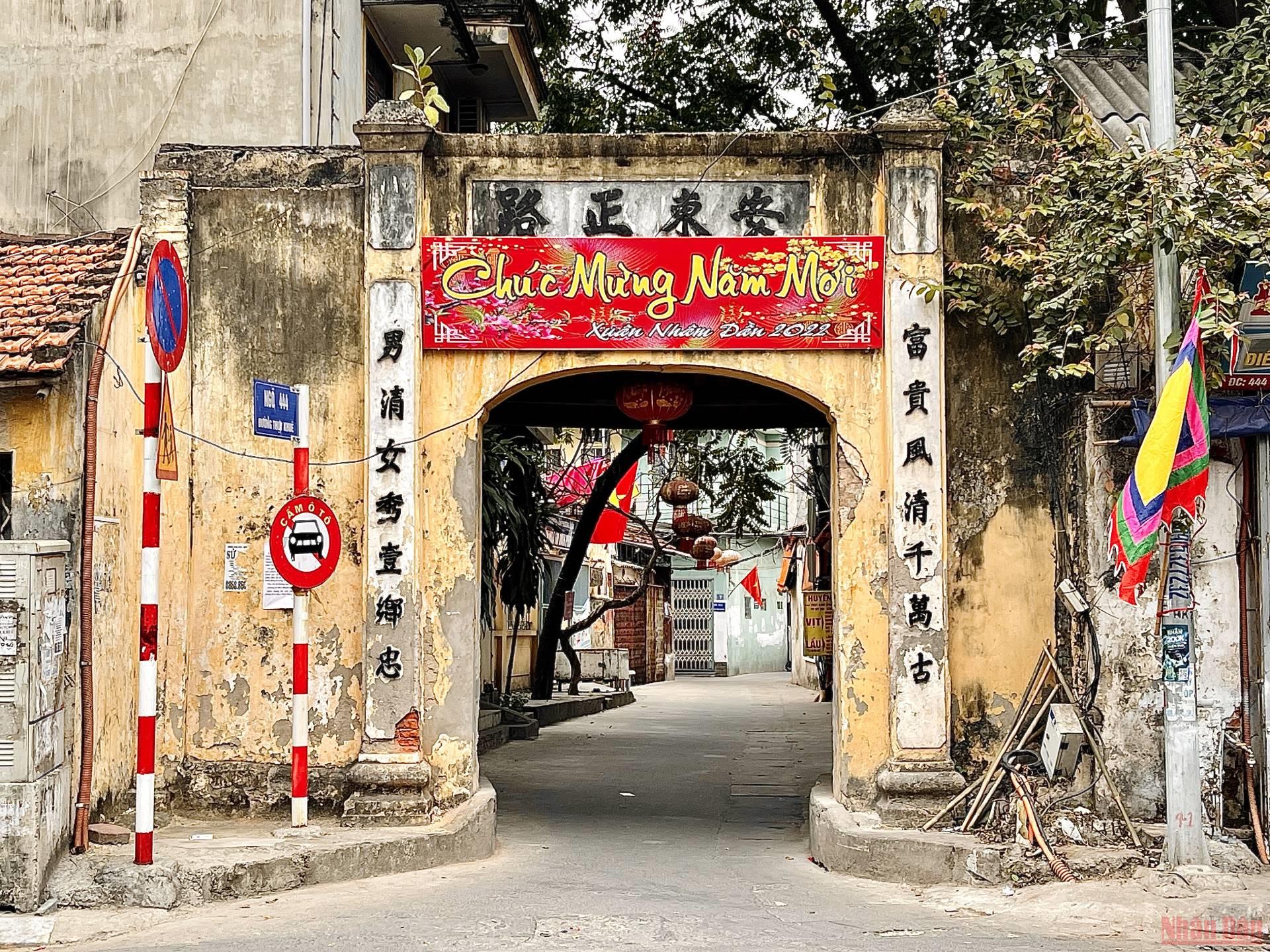 TSTtourist-pho-cong-lang-thuy-khue-net-duyen-que-giua-long-ha-noi-10
