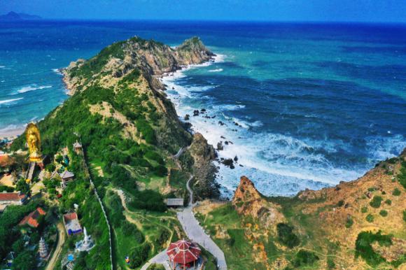 Khách du lịch rủ nhau đến Quy Nhơn hè này