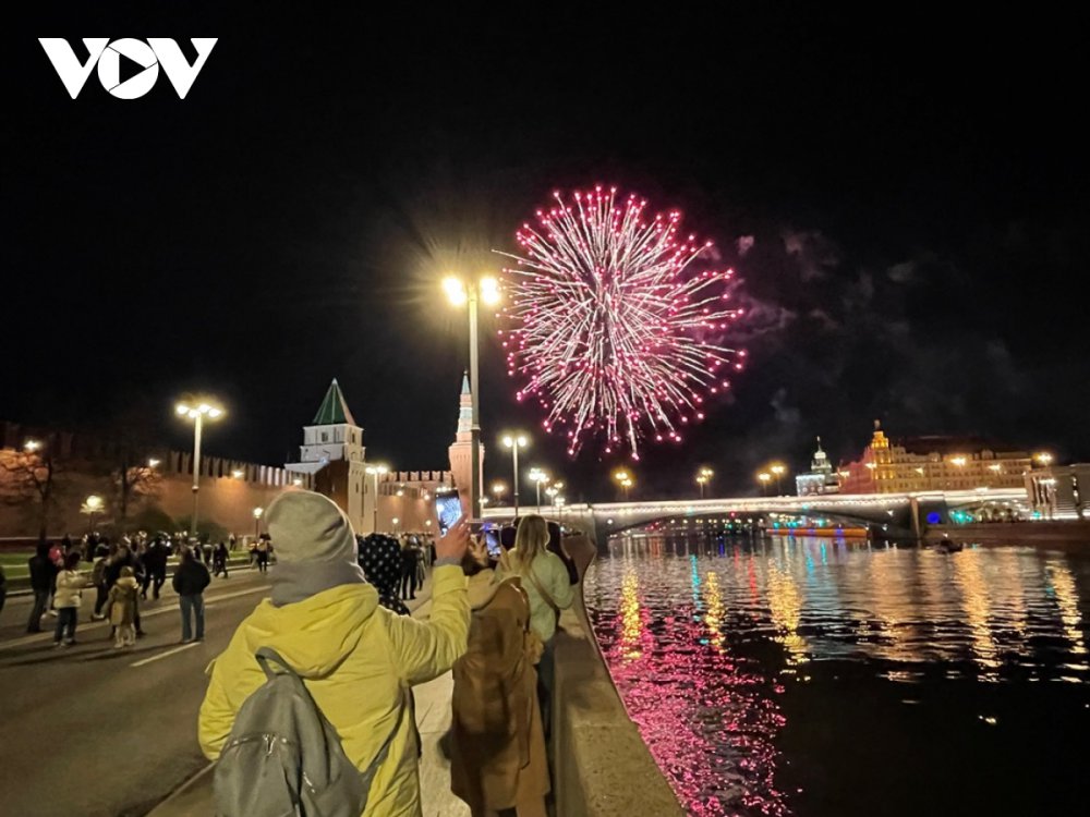 TSTtourist-phao-hoa-ruc-ro-trong-ngay-chien-thang-o-thu-do-moscow-1