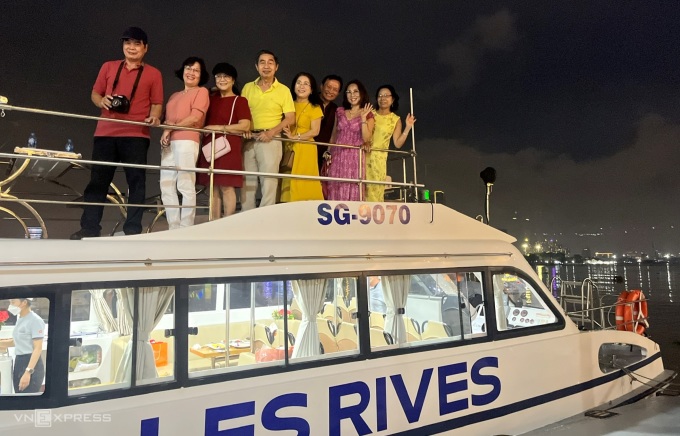 TSTtourist-tour-du-thuyen-song-sai-gon-giam-gia-manh-1