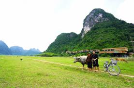 Du khách hào hứng trải nghiệm du lịch xanh trên dãy Trường Sơn