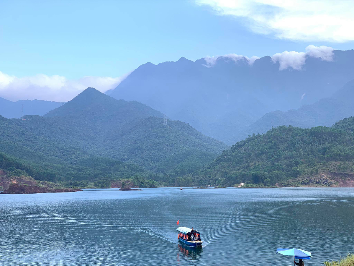 TSTtourist-dong-suoi-mat-an-minh-duoi-chan-nui-bach-ma-1