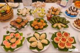 Đại tiệc bánh da lợn, bánh cốm, bánh pía... thịnh soạn ở khách sạn 5 sao