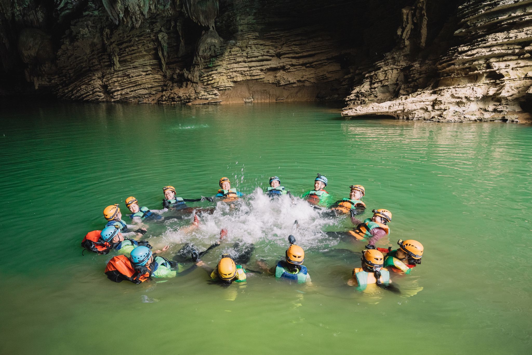 TSTtourist-quang-binh-canh-sac-hut-hon-khien-du-khach-chi-tien-trieu-de-an-hang-ngu-dong-5