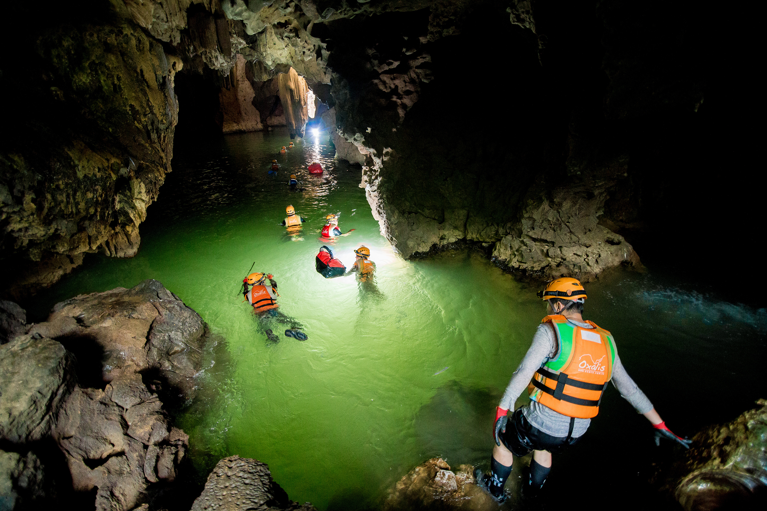 TSTtourist-quang-binh-canh-sac-hut-hon-khien-du-khach-chi-tien-trieu-de-an-hang-ngu-dong-9