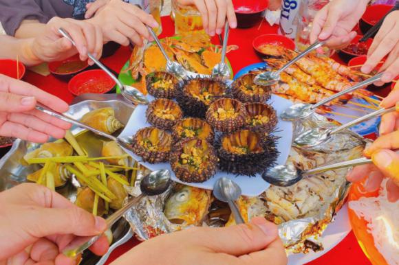 Bắt nhum và ăn tại chỗ ở quần đảo Hải Tặc