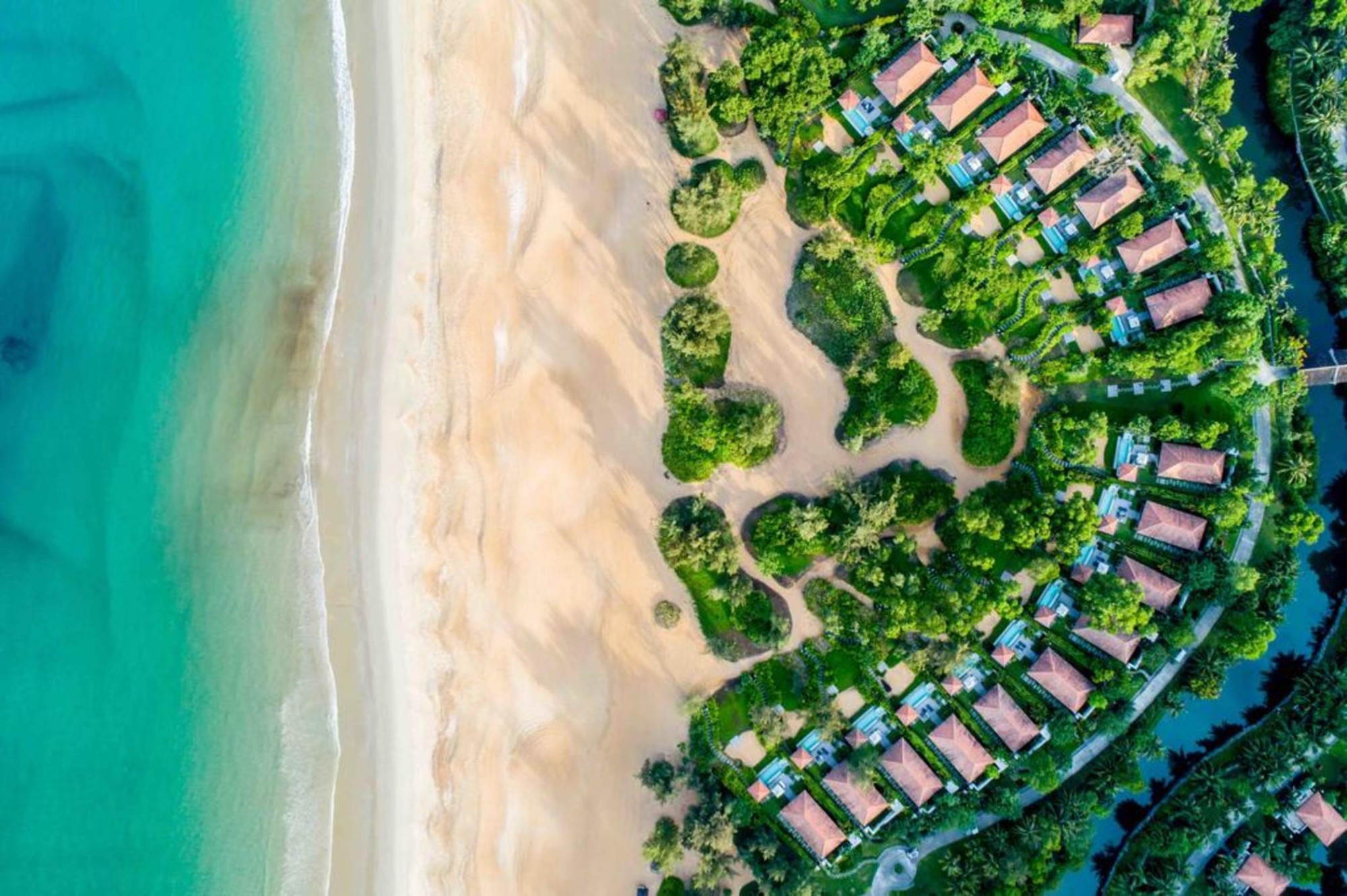 Khu resort 5 sao Banyan Tree Lăng Cô Huế sở hữu vị thế ôm trọn bờ biển hình lưỡi liềm độc đáo