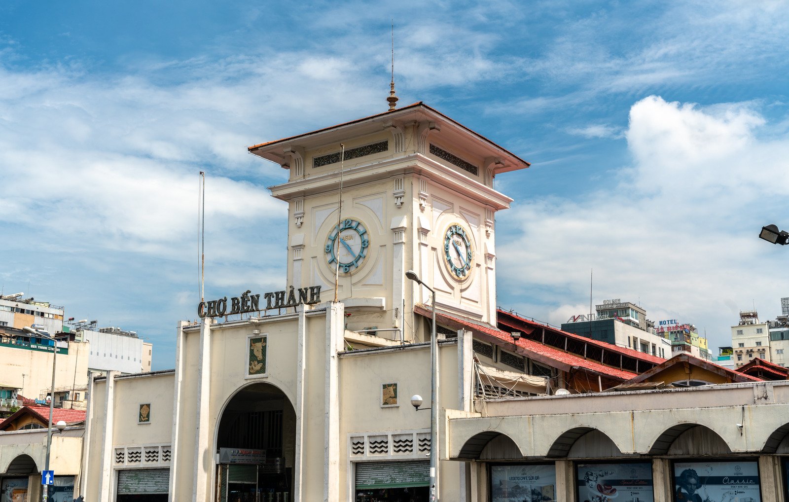 Khu vực mặt trước của chợ Bến Thành đang là một điểm check-in rất “hot”