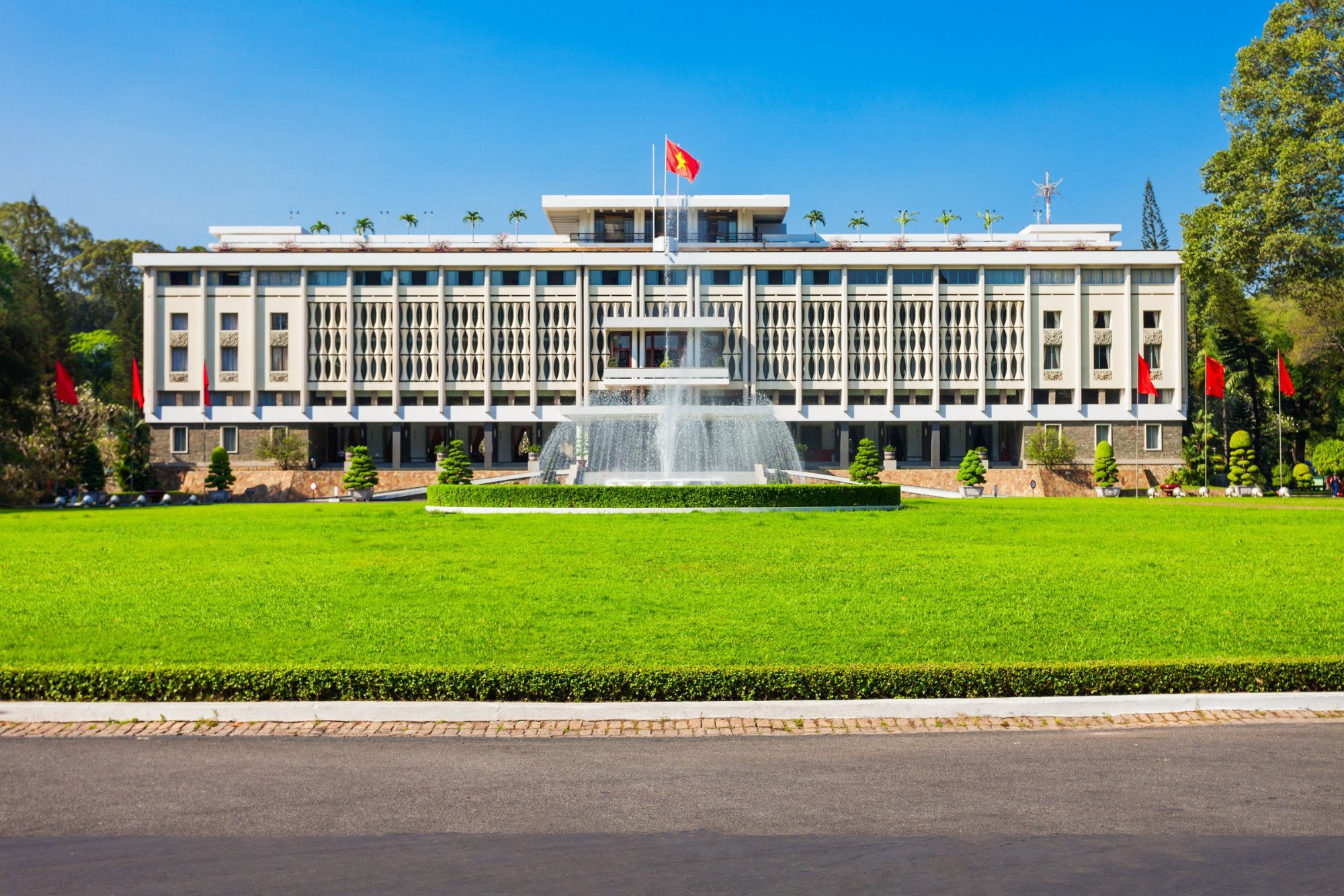 Dinh Độc Lập là nơi bạn nhất định phải ghé khi đến thành phố Hồ Chí Minh