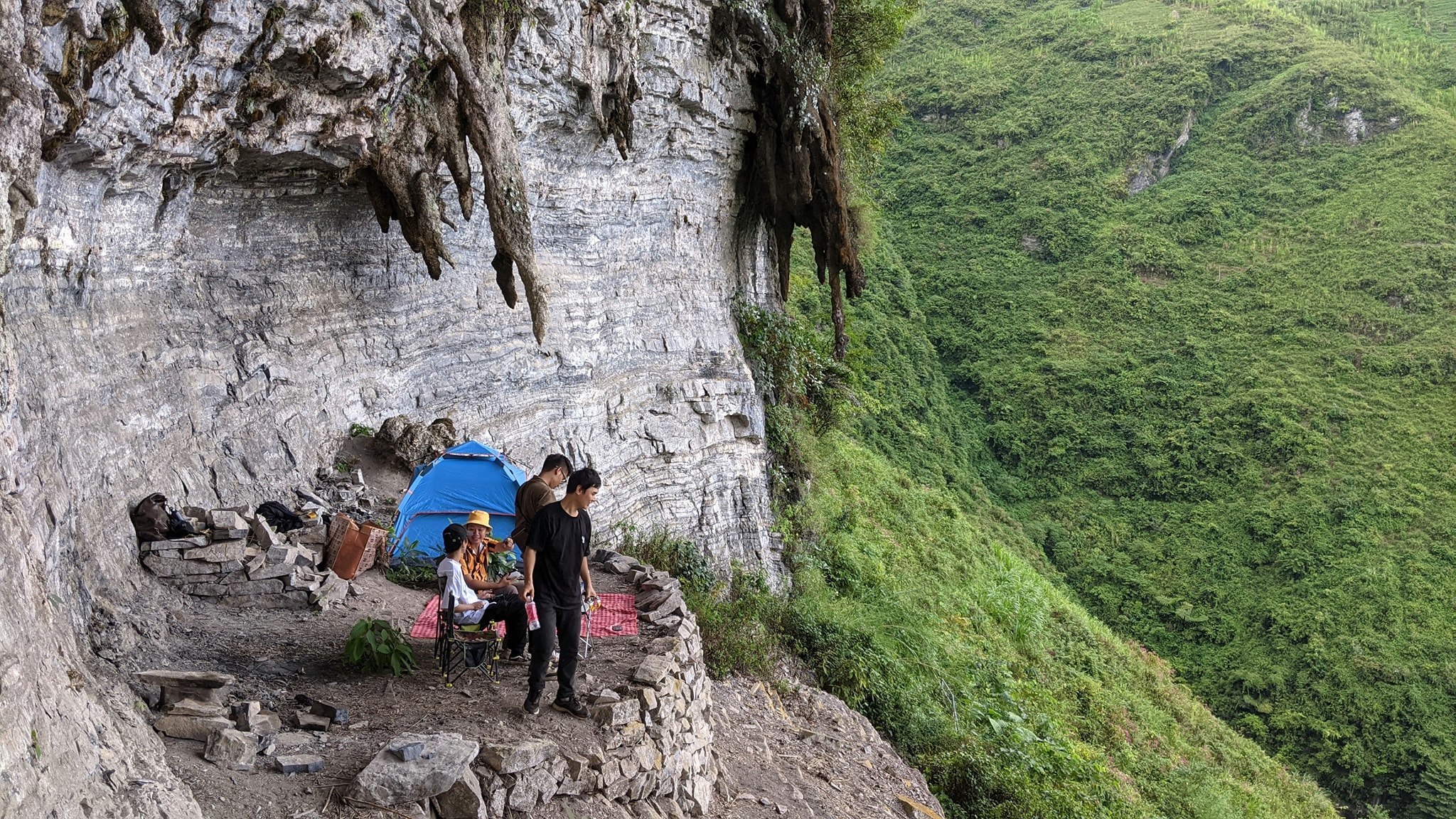TSTtourist-toa-do-cam-trai-cheo-leo-giua-vach-da-than-ha-giang-gay-sot-cong-dong-mang-1