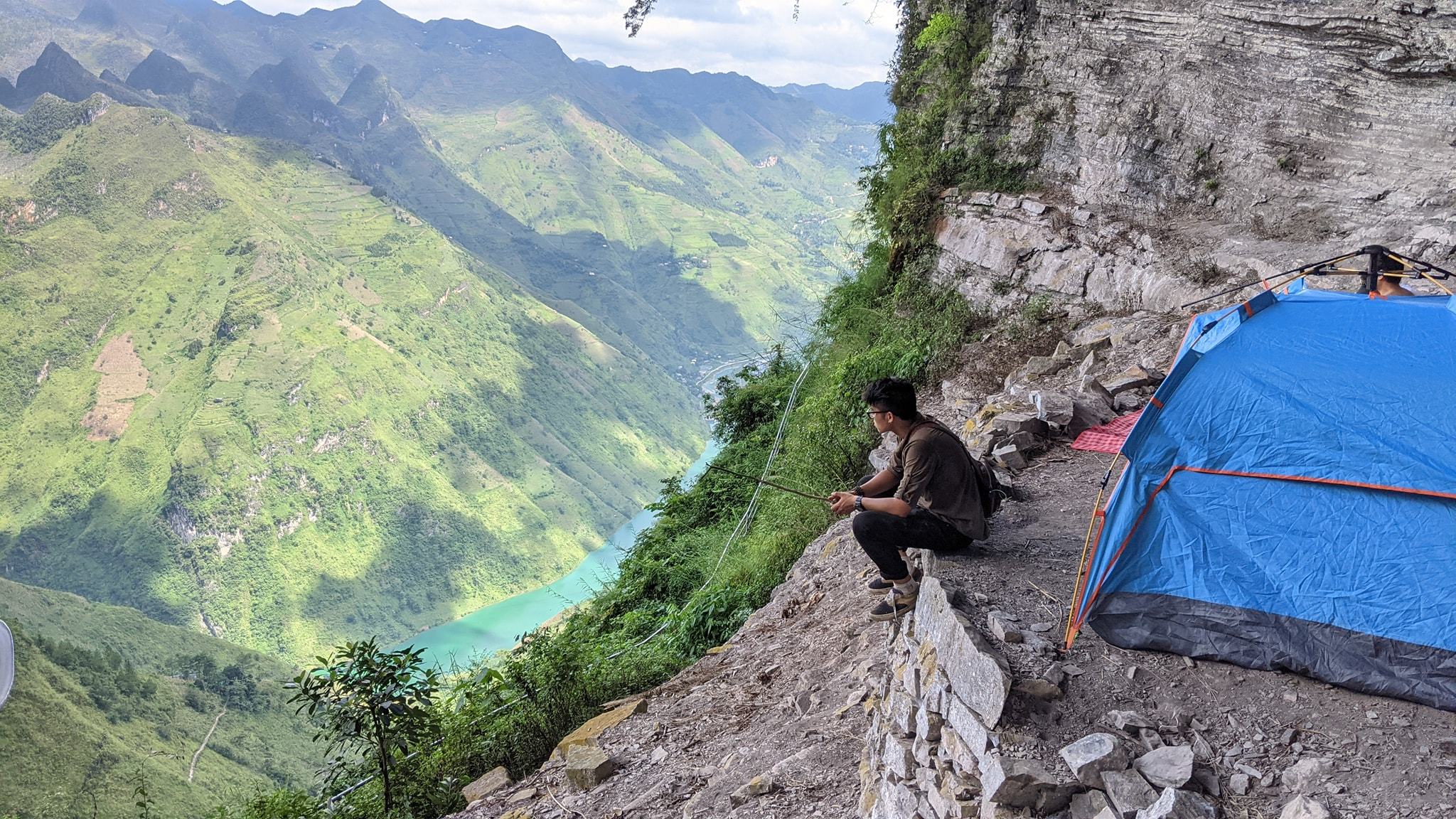 TSTtourist-toa-do-cam-trai-cheo-leo-giua-vach-da-than-ha-giang-gay-sot-cong-dong-mang-2