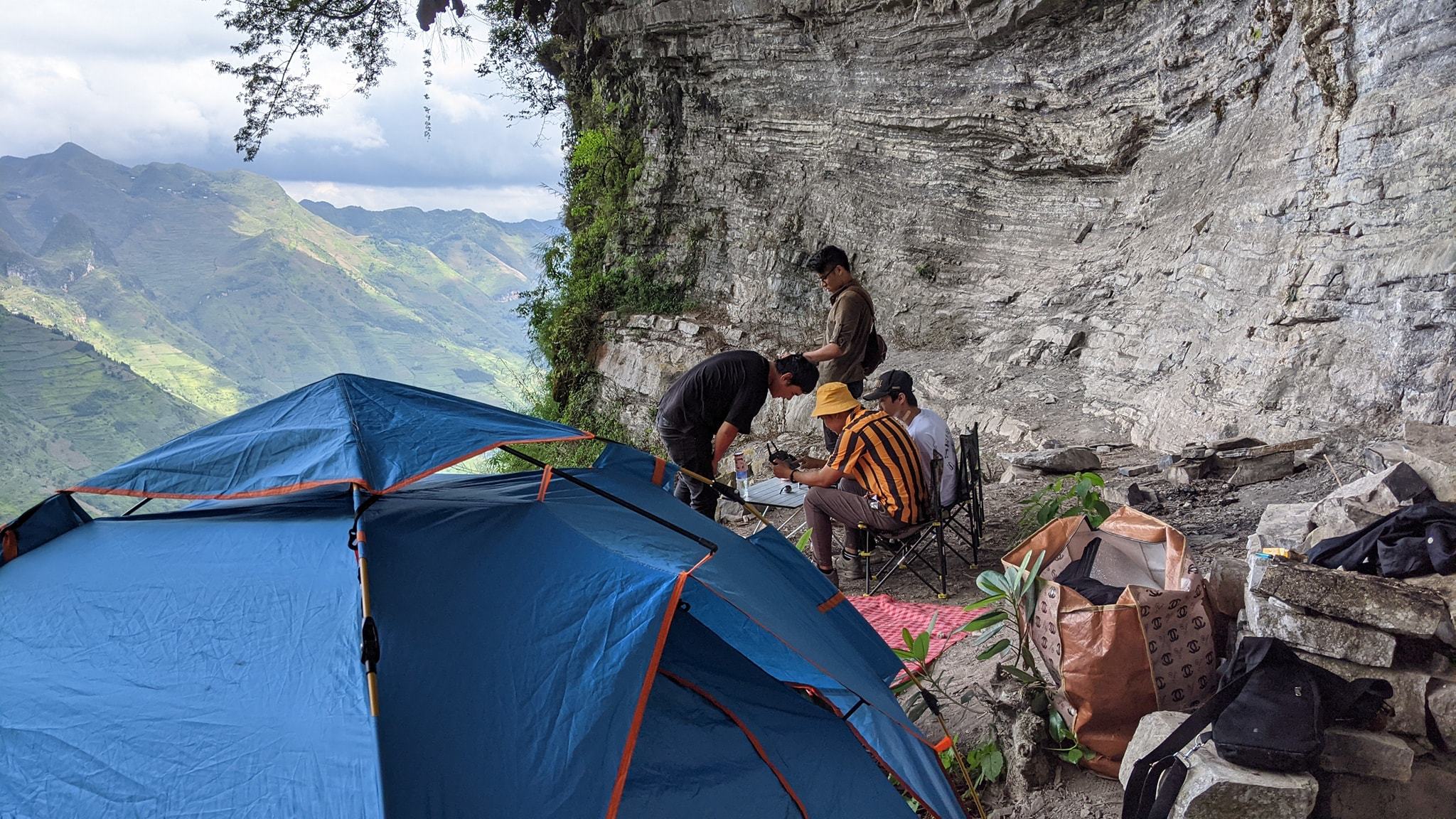 TSTtourist-toa-do-cam-trai-cheo-leo-giua-vach-da-than-ha-giang-gay-sot-cong-dong-mang-3