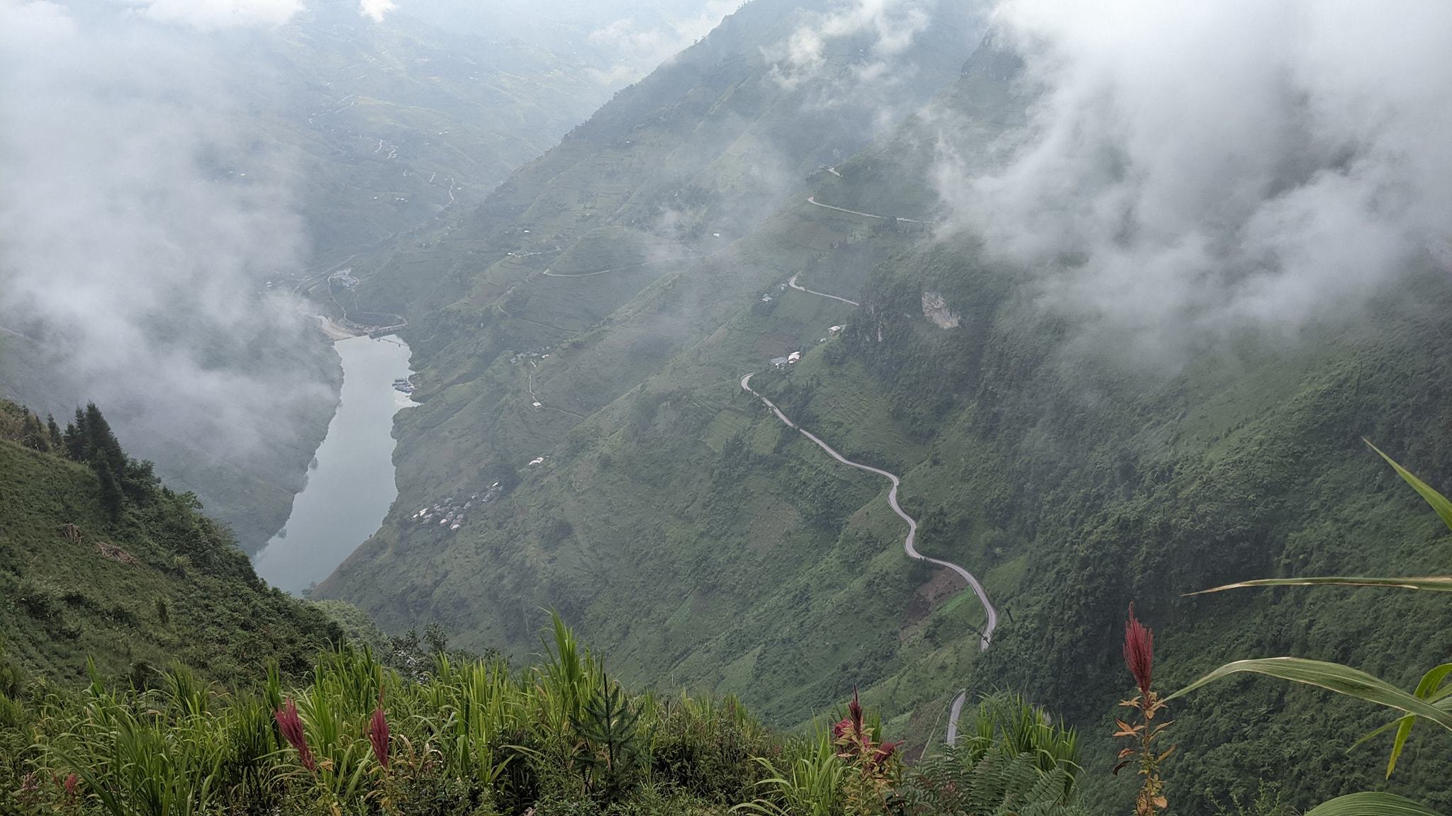 TSTtourist-toa-do-cam-trai-cheo-leo-giua-vach-da-than-ha-giang-gay-sot-cong-dong-mang-4