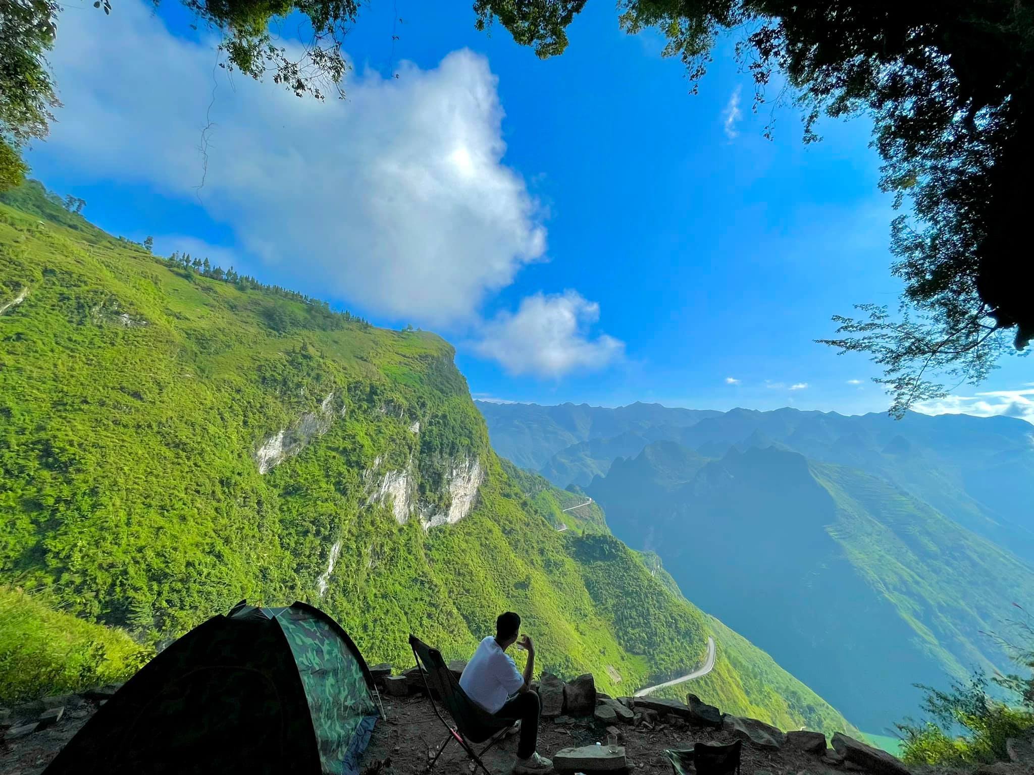 TSTtourist-toa-do-cam-trai-cheo-leo-giua-vach-da-than-ha-giang-gay-sot-cong-dong-mang-5
