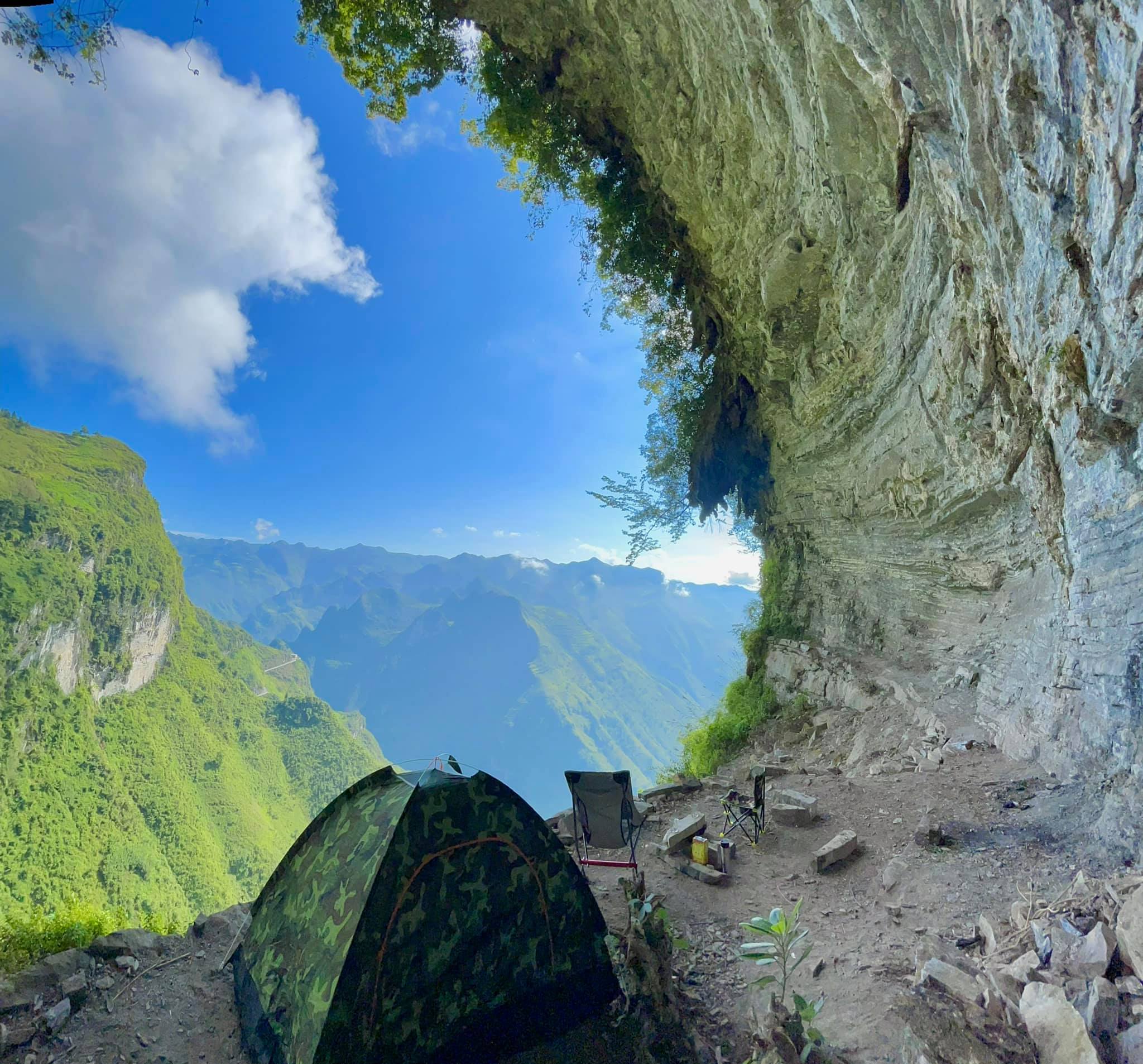 TSTtourist-toa-do-cam-trai-cheo-leo-giua-vach-da-than-ha-giang-gay-sot-cong-dong-mang-6