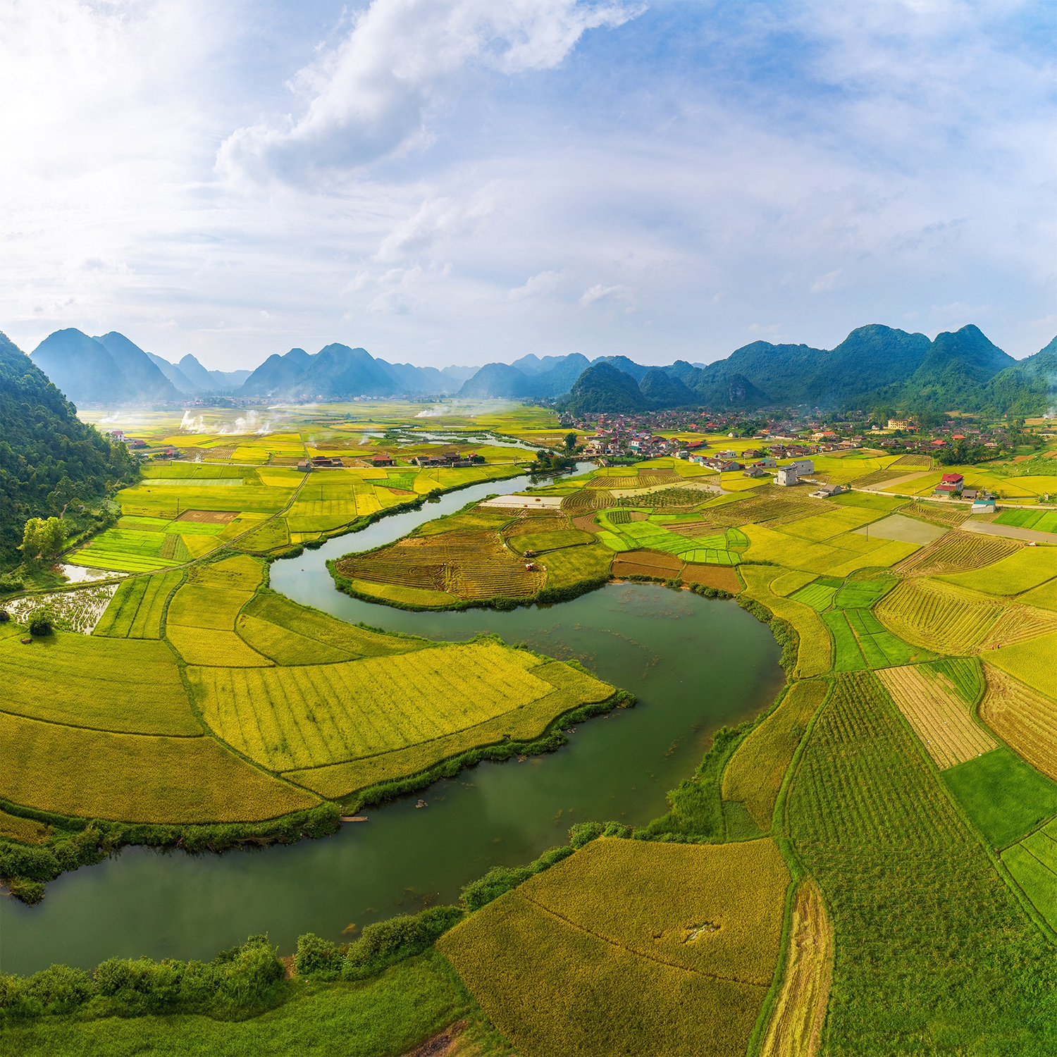 Thung lũng Bắc Sơn nằm gọn trong dãy núi đá vôi trải dài qua những nếp nhà của người dân tộc Tày, Nùng, Dao