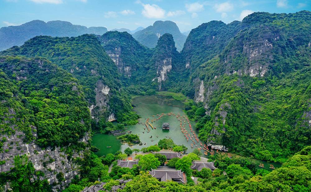 Hùng vĩ danh thắng Tràng An