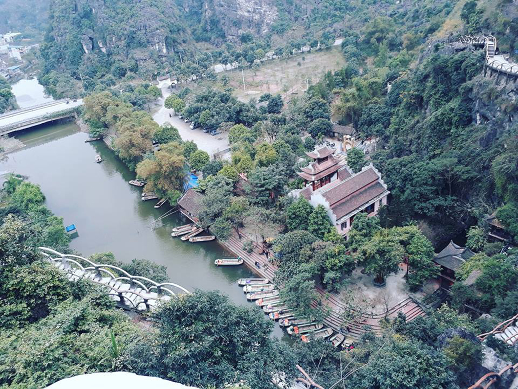 Tràng An cổ nằm cách khu du lịch Tràng An khoảng 2km