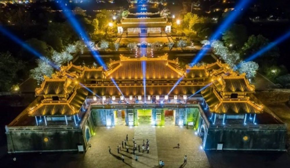 pho_dem_hoang_thanh_bao_quanh_dai_noi_hue