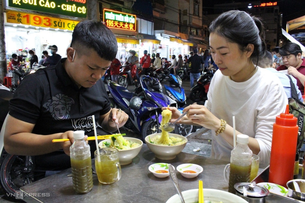 TSTtourist-goc-nhin-nguoi-nuoc-ngoai-ve-am-thuc-duong-pho-viet-2