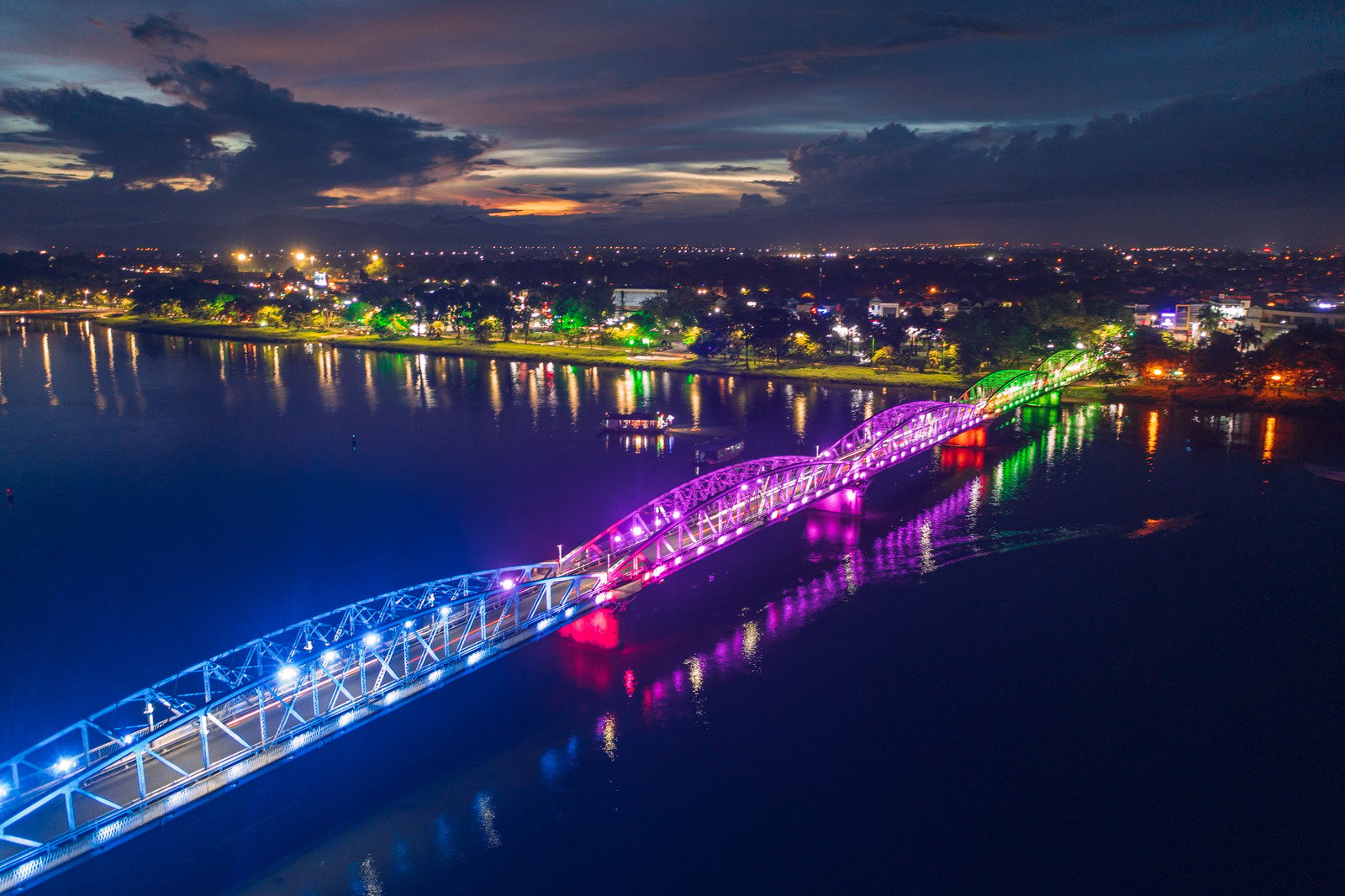 Cầu Trường Tiền về đêm